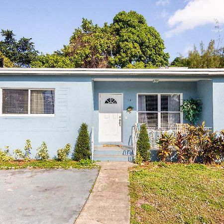 Cheerful 3-Bedroom Home /Ac+ Free Parking Норт-Майами-Бич Экстерьер фото