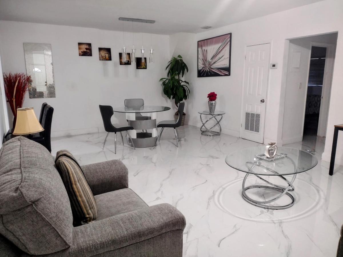Cheerful 3-Bedroom Home /Ac+ Free Parking Норт-Майами-Бич Экстерьер фото