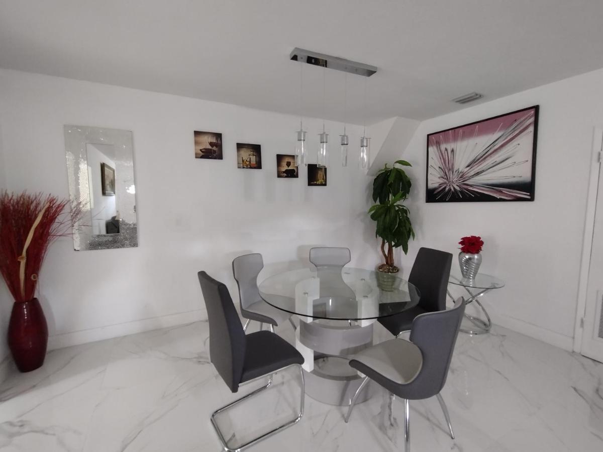 Cheerful 3-Bedroom Home /Ac+ Free Parking Норт-Майами-Бич Экстерьер фото