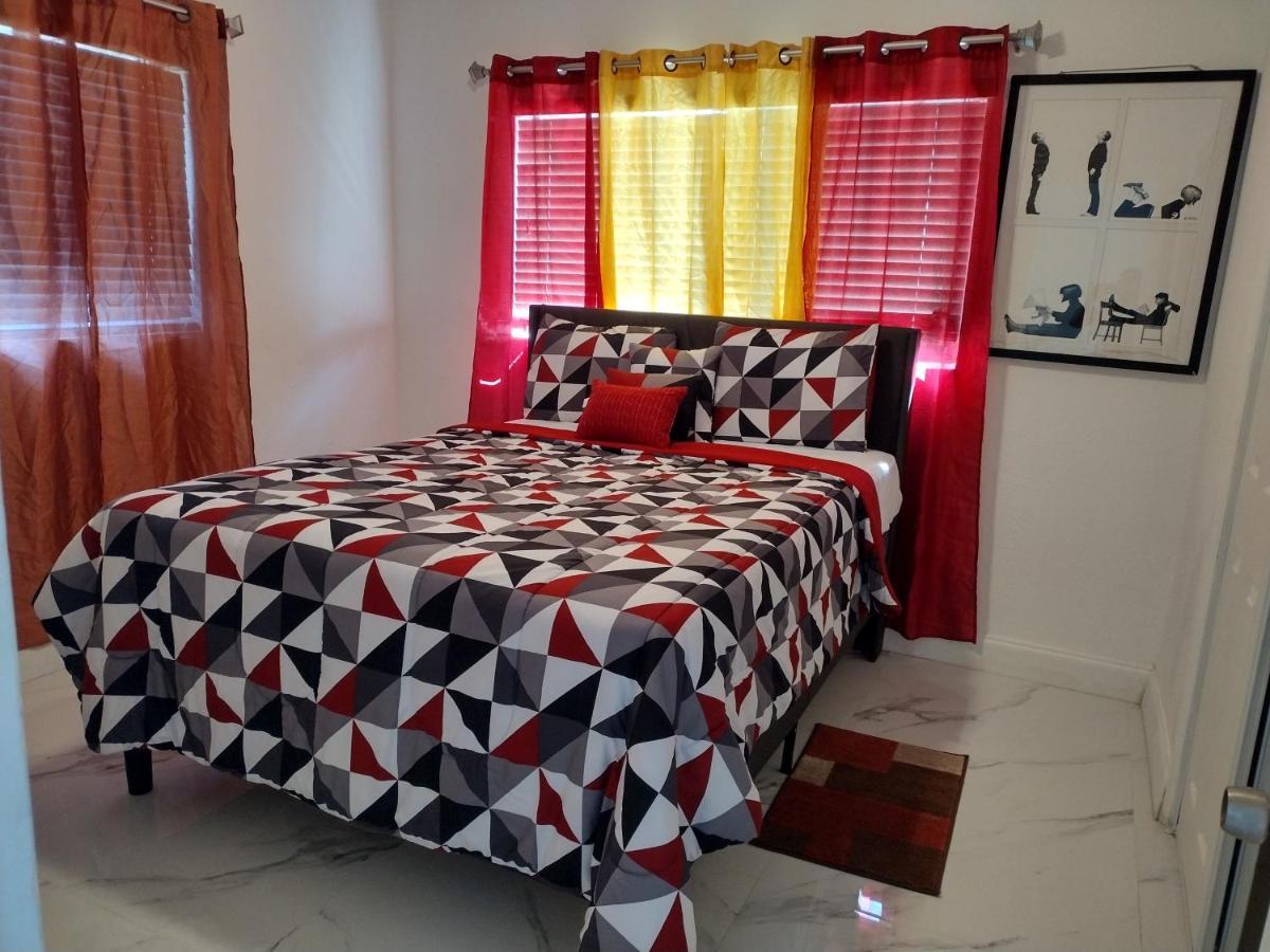 Cheerful 3-Bedroom Home /Ac+ Free Parking Норт-Майами-Бич Экстерьер фото