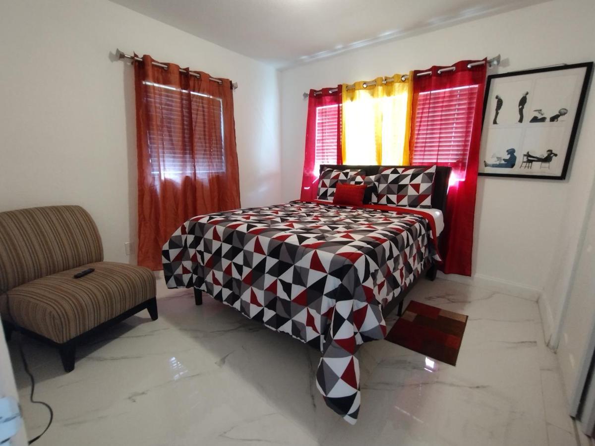 Cheerful 3-Bedroom Home /Ac+ Free Parking Норт-Майами-Бич Экстерьер фото