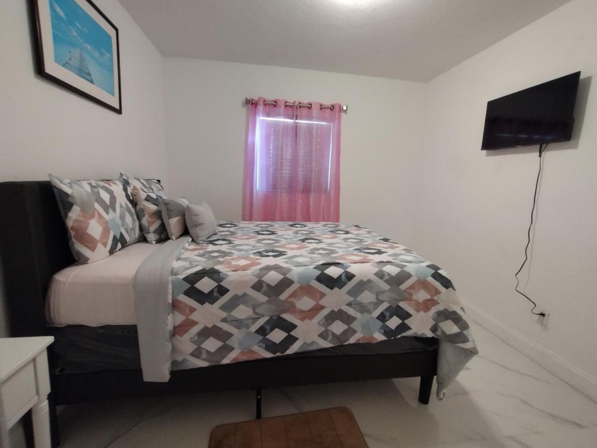 Cheerful 3-Bedroom Home /Ac+ Free Parking Норт-Майами-Бич Экстерьер фото