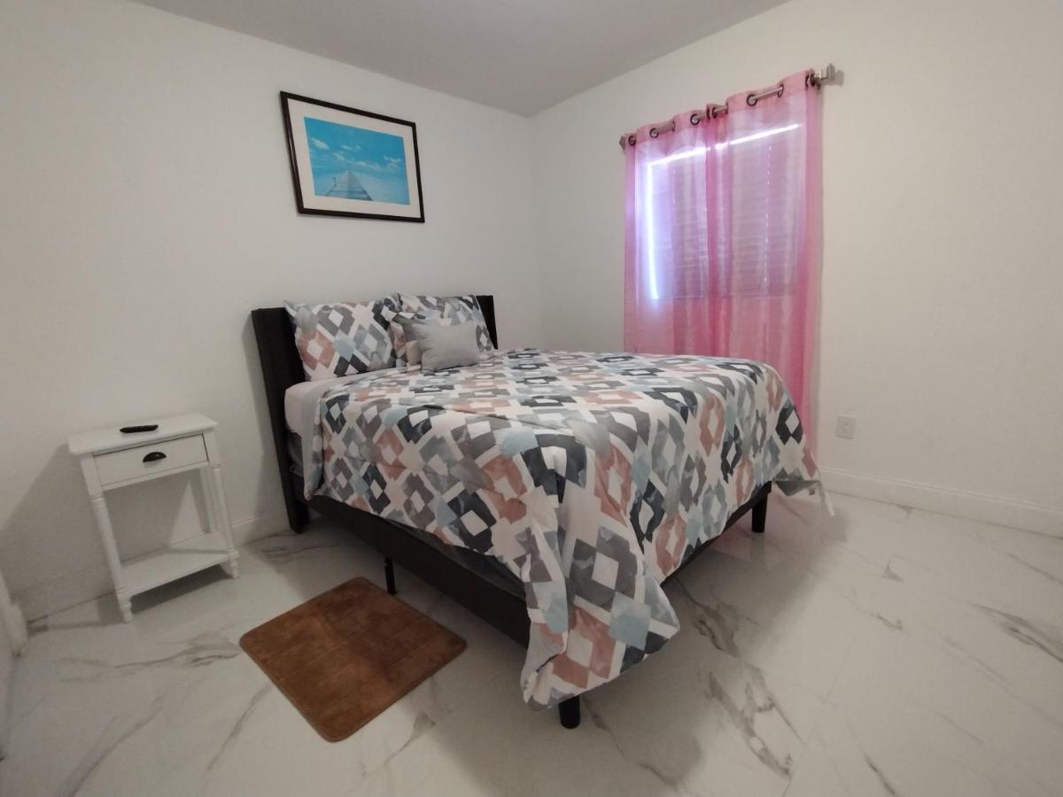 Cheerful 3-Bedroom Home /Ac+ Free Parking Норт-Майами-Бич Экстерьер фото