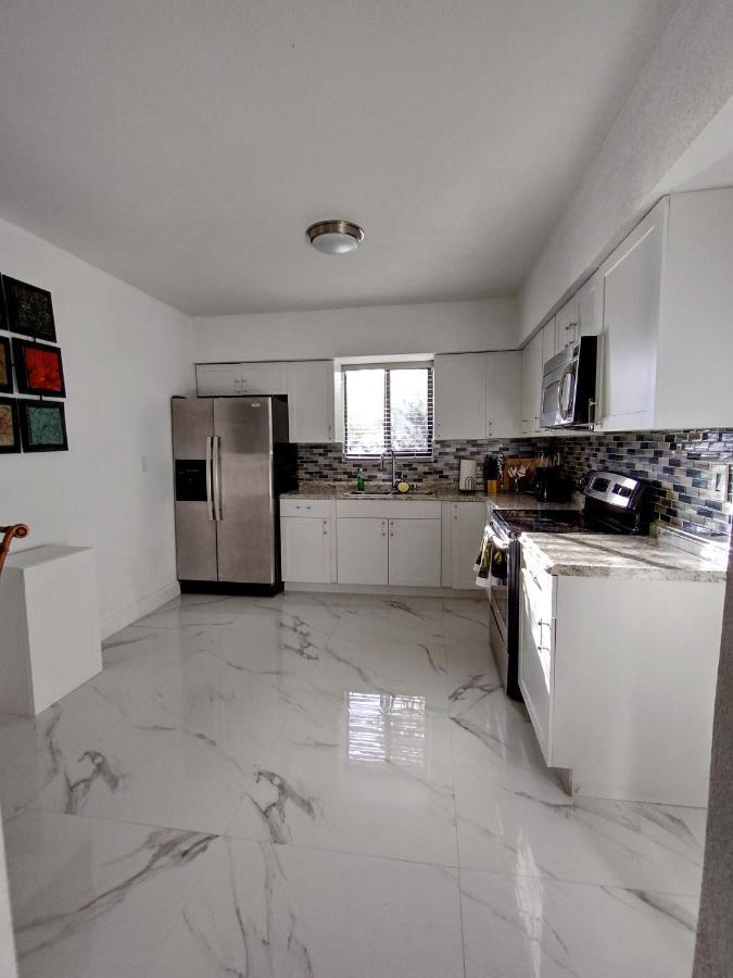 Cheerful 3-Bedroom Home /Ac+ Free Parking Норт-Майами-Бич Экстерьер фото