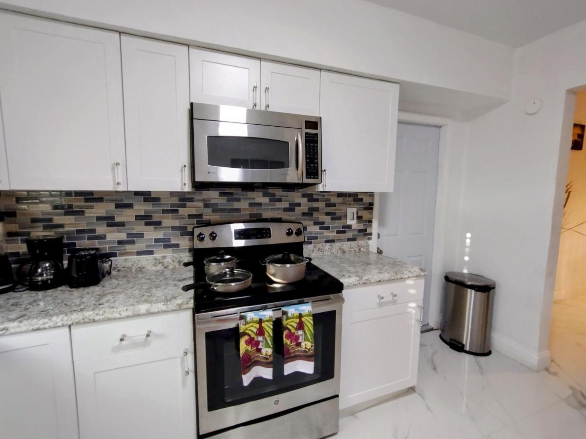 Cheerful 3-Bedroom Home /Ac+ Free Parking Норт-Майами-Бич Экстерьер фото