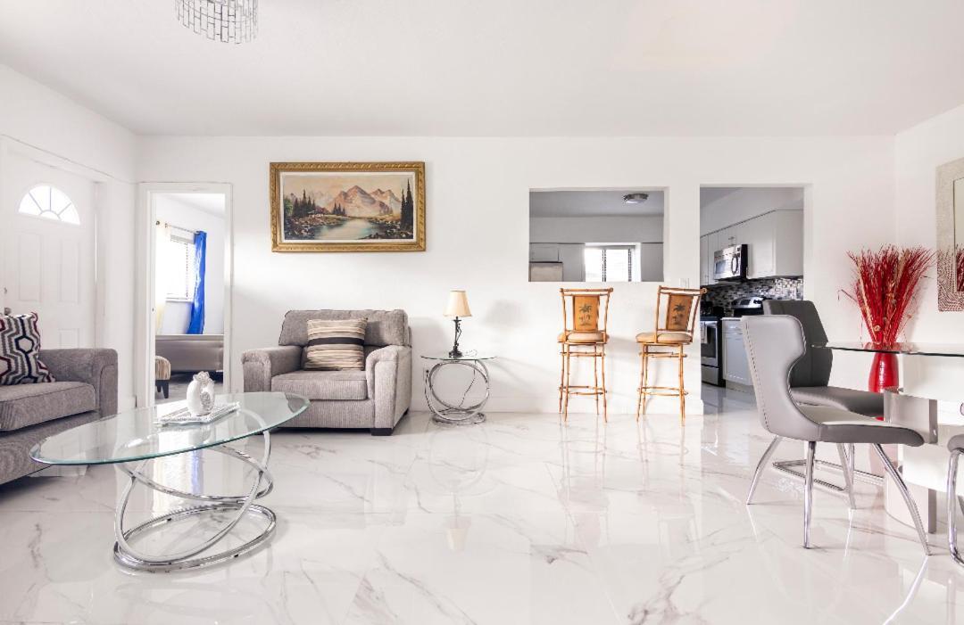 Cheerful 3-Bedroom Home /Ac+ Free Parking Норт-Майами-Бич Экстерьер фото