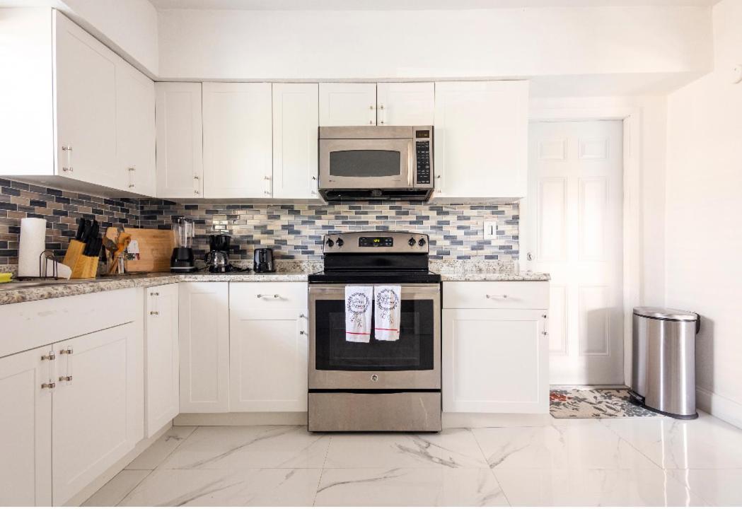Cheerful 3-Bedroom Home /Ac+ Free Parking Норт-Майами-Бич Экстерьер фото