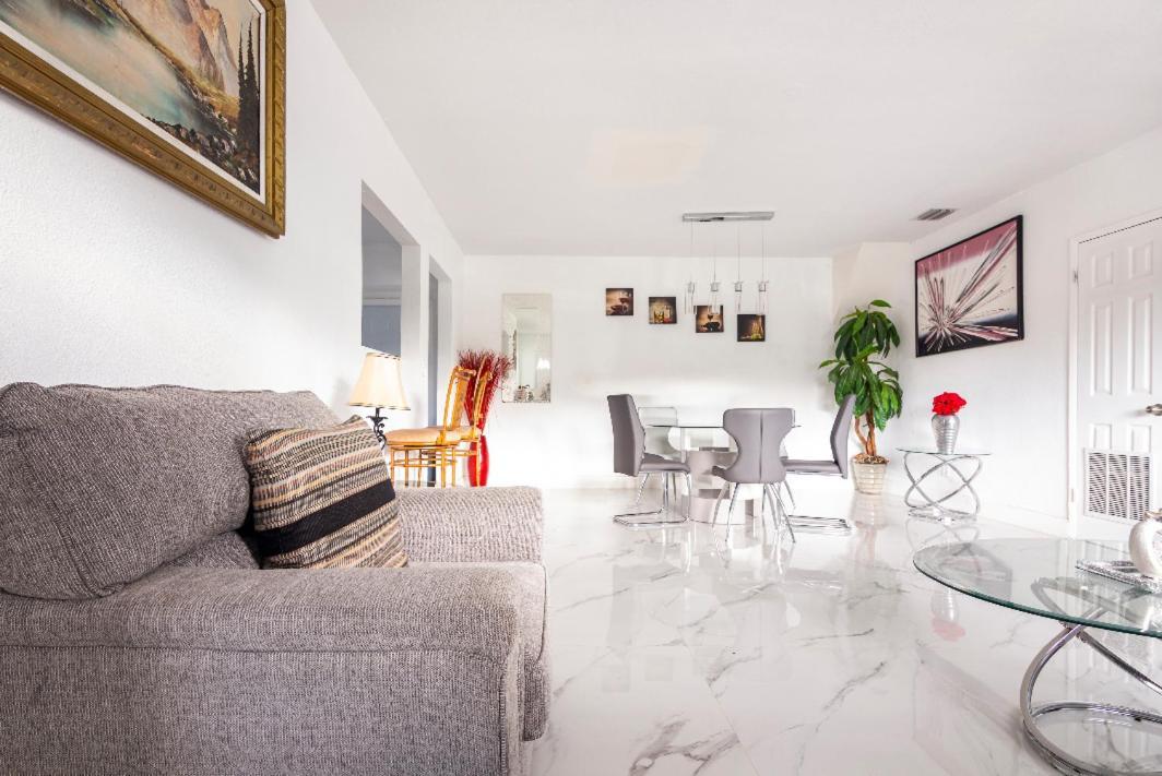 Cheerful 3-Bedroom Home /Ac+ Free Parking Норт-Майами-Бич Экстерьер фото