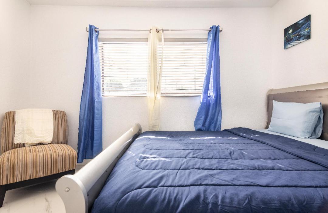 Cheerful 3-Bedroom Home /Ac+ Free Parking Норт-Майами-Бич Экстерьер фото