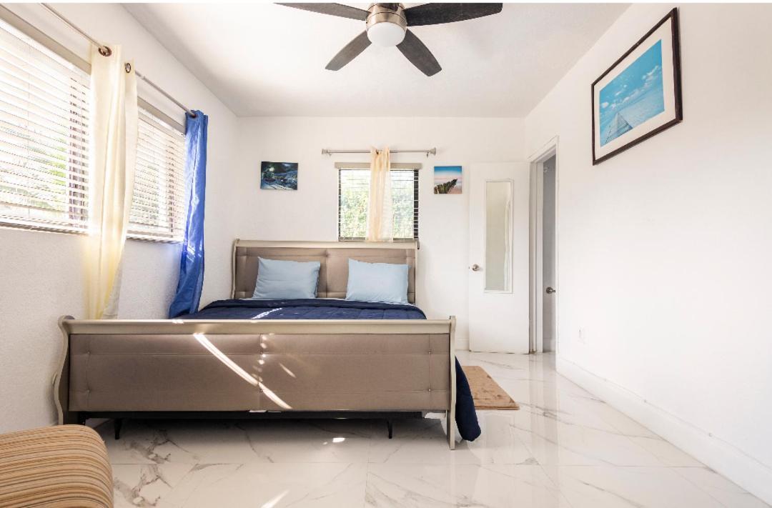 Cheerful 3-Bedroom Home /Ac+ Free Parking Норт-Майами-Бич Экстерьер фото