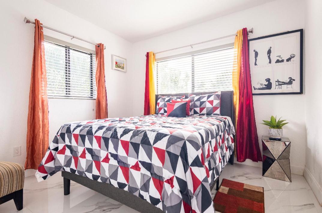 Cheerful 3-Bedroom Home /Ac+ Free Parking Норт-Майами-Бич Экстерьер фото